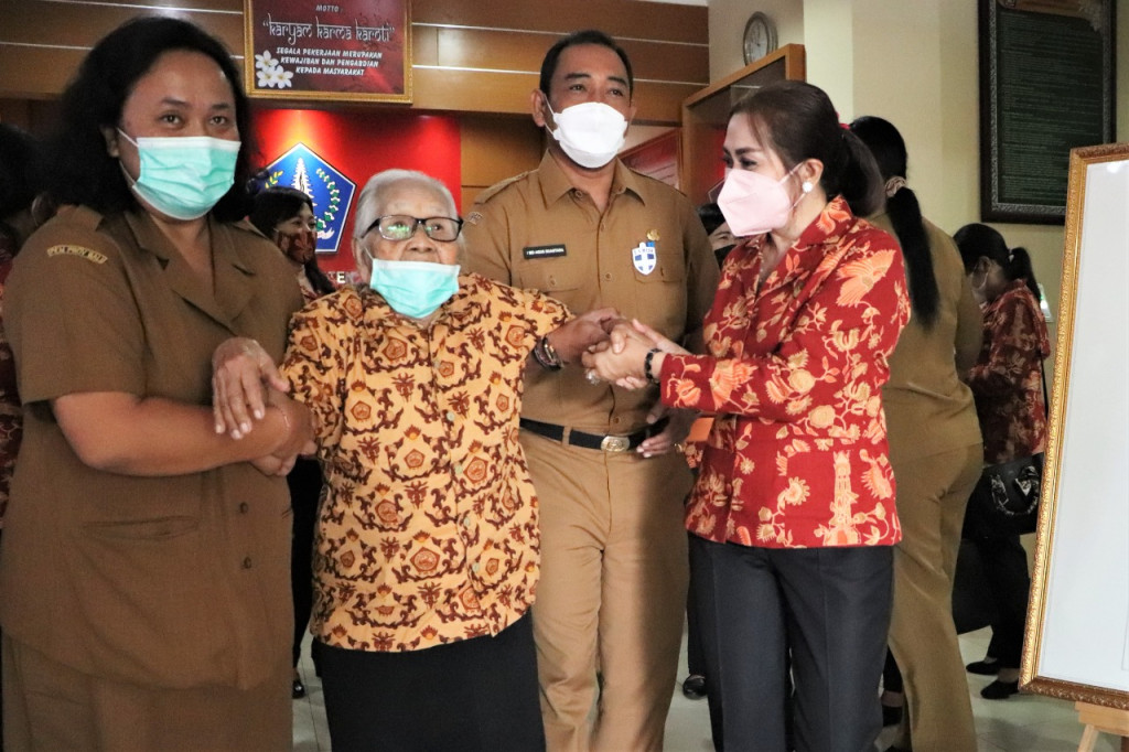 DWP Kabupaten Badung Berikan Bingkisan Kepada ASN Yang Sakit
